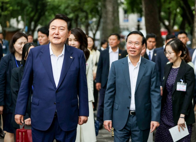 Chủ tịch nước Võ Văn Thưởng và Tổng thống Hàn Quốc Yoon Suk Yeol đi dạo tại phố đi bộ quan hồ Hoàn Kiếm.