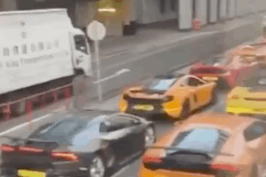 Bị chặn bắt, siêu xe nằm xếp hàng "như lợn con" trên đường phố Hồng Kông