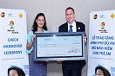 UPS trao tặng mũ bảo hiểm cho trẻ em tại Việt Nam