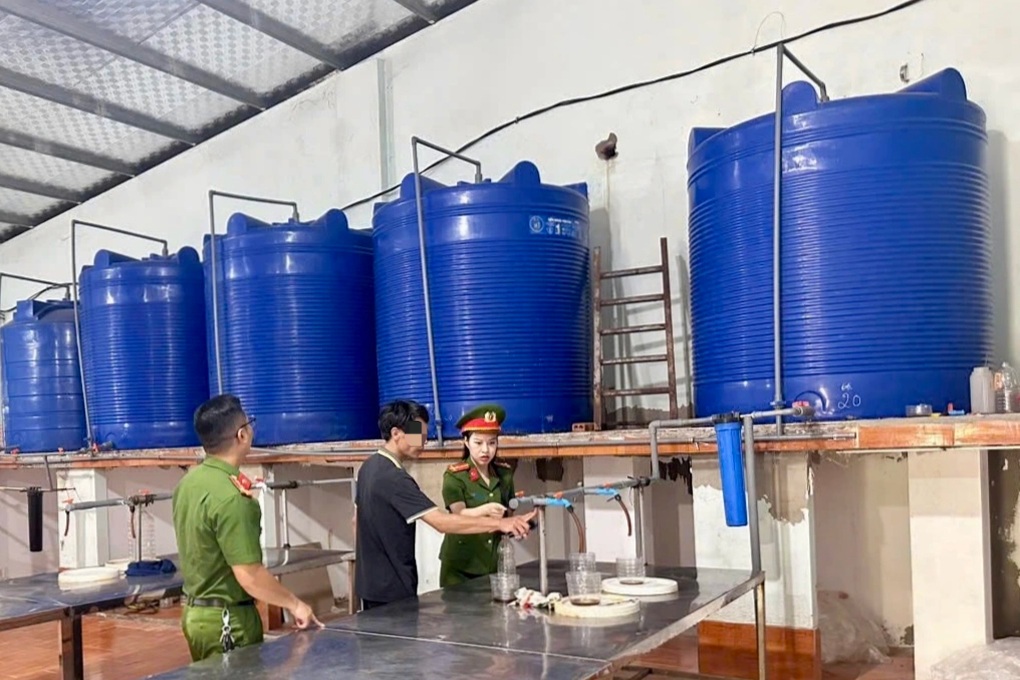 1.000 chai nước mắm bị vứt ở Quảng Nam: Hàng hết hạn bị thu hồi? - 1 1.000 chai nước mắm bị vứt ở Quảng Nam: Hàng hết hạn bị thu hồi?
