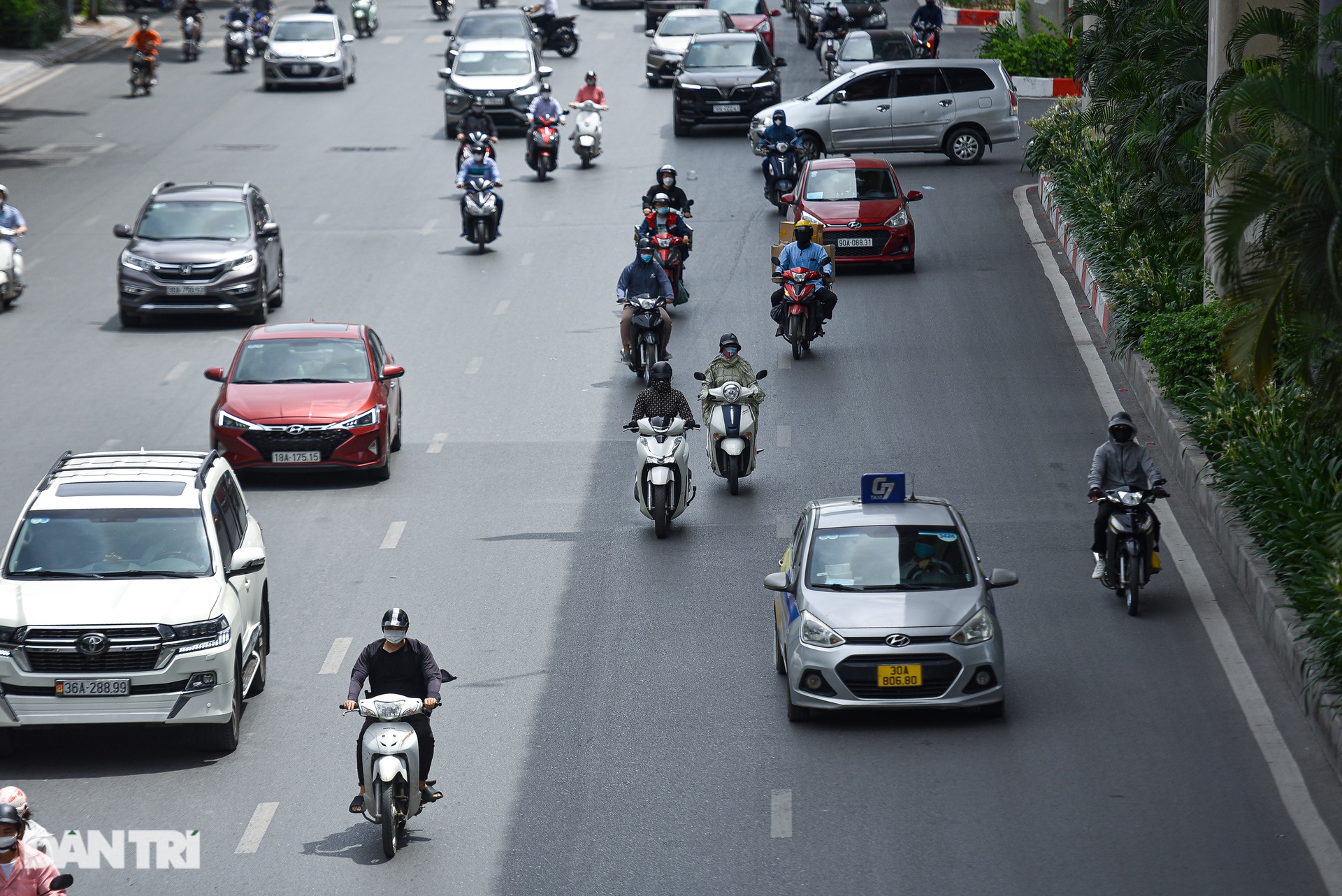 Trùm khăn ướt, đeo mặt nạ trong ngày Hà Nội nắng nóng 40 độ C - 10 Trùm khăn ướt, đeo mặt nạ trong ngày Hà Nội nắng nóng 40 độ C - 10