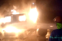 Xe container chở hoa quả bốc cháy dữ dội