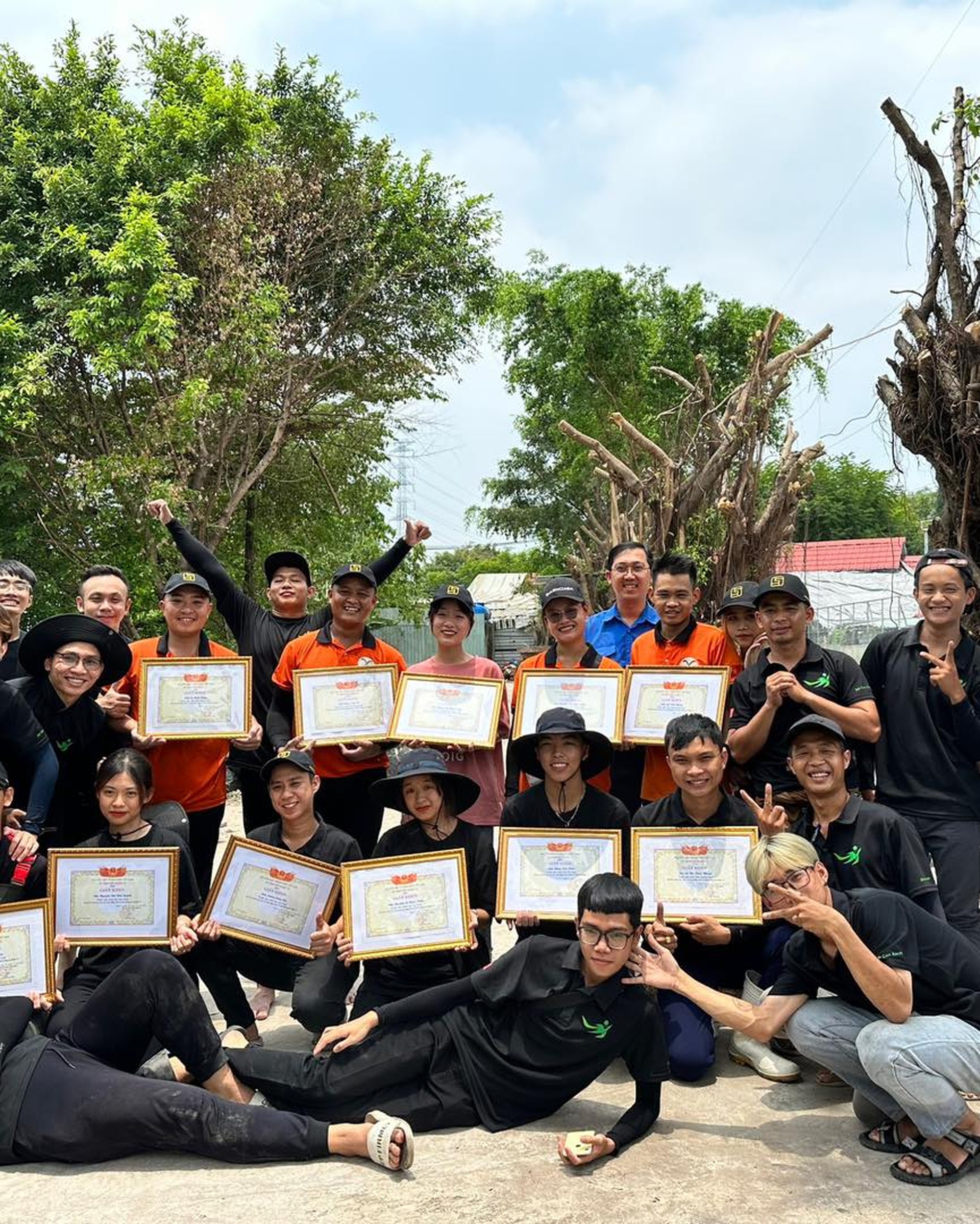 Nhóm bạn trẻ dụ Hoa hậu Thùy Tiên, ca sĩ Nhật Kim Anh... lội cống - 16 Nhóm bạn trẻ dụ Hoa hậu Thùy Tiên, ca sĩ Nhật Kim Anh... lội cống - 16