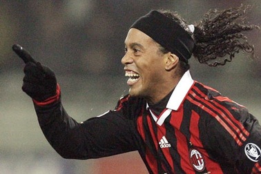 Ronaldinho đang bị Milan xem xét cắt giảm lương