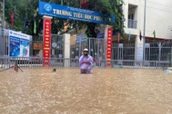 Trường học biến thành sông, phụ huynh Hà Nội vội vã đón con để sơ tán