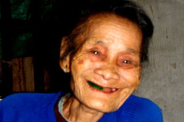 Cụ bà 102 tuổi tóc đen trở lại