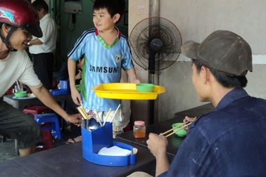 Nghị lực vượt khó của chàng SV cao 1,2m