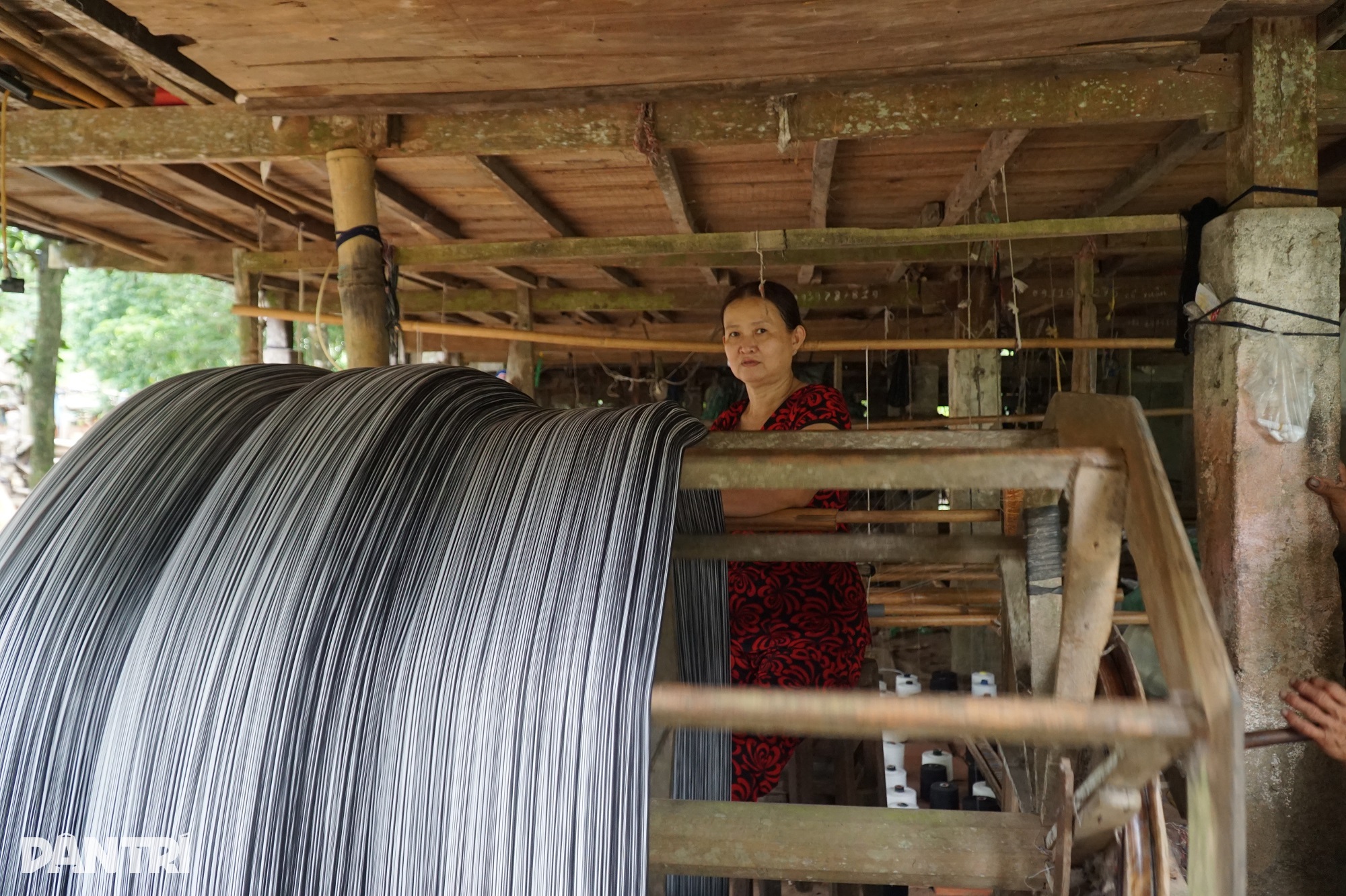 Strange village, 10 year old boy is passionate about weaving - 4 Ngôi làng kỳ lạ, con trai 10 tuổi đã mê dệt vải - 4