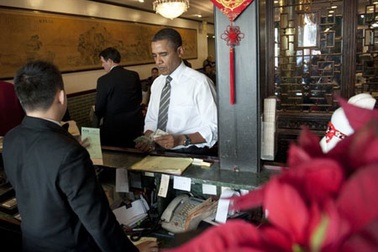 Obama bị “soi” khi đích thân mua đồ tại nhà hàng bán vây cá mập