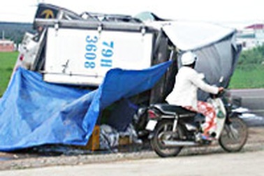 Xe chở cá lật giữa đường quốc lộ 