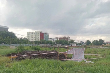TPHCM tìm thân nhân 2 ngôi mộ vô chủ trong dự án công viên