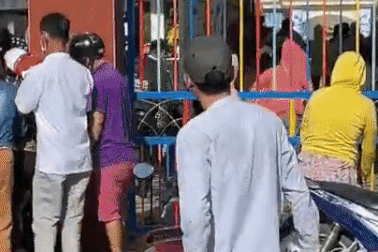 Phụ huynh chen lấn, xô đẩy để đăng ký cho con vào trường mầm non