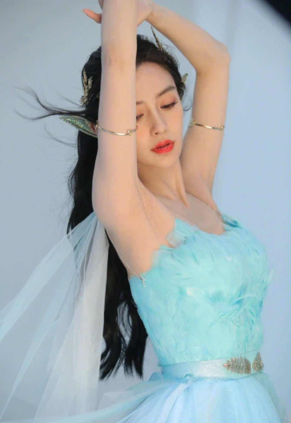Cận cảnh vẻ đẹp lai quyến rũ của Angelababy trong hậu trường - 5 Cận cảnh vẻ đẹp lai quyến rũ của Angelababy trong hậu trường - 5