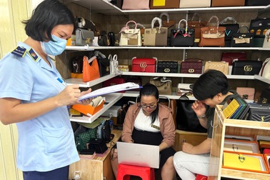 Saigon Square lại bị "đột kích", hàng trăm sản phẩm giả mạo bị tạm giữ