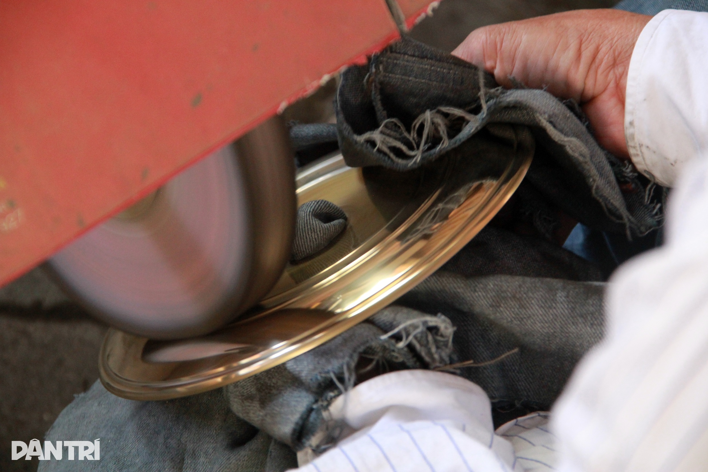 Praca całą noc, pocenie się i płacz, aby zarobić 1 milion VND - 12 Nghề thâu đêm đỏ lửa, đổ mồ hôi, sôi nước mắt kiếm 1 triệu đồng - 12