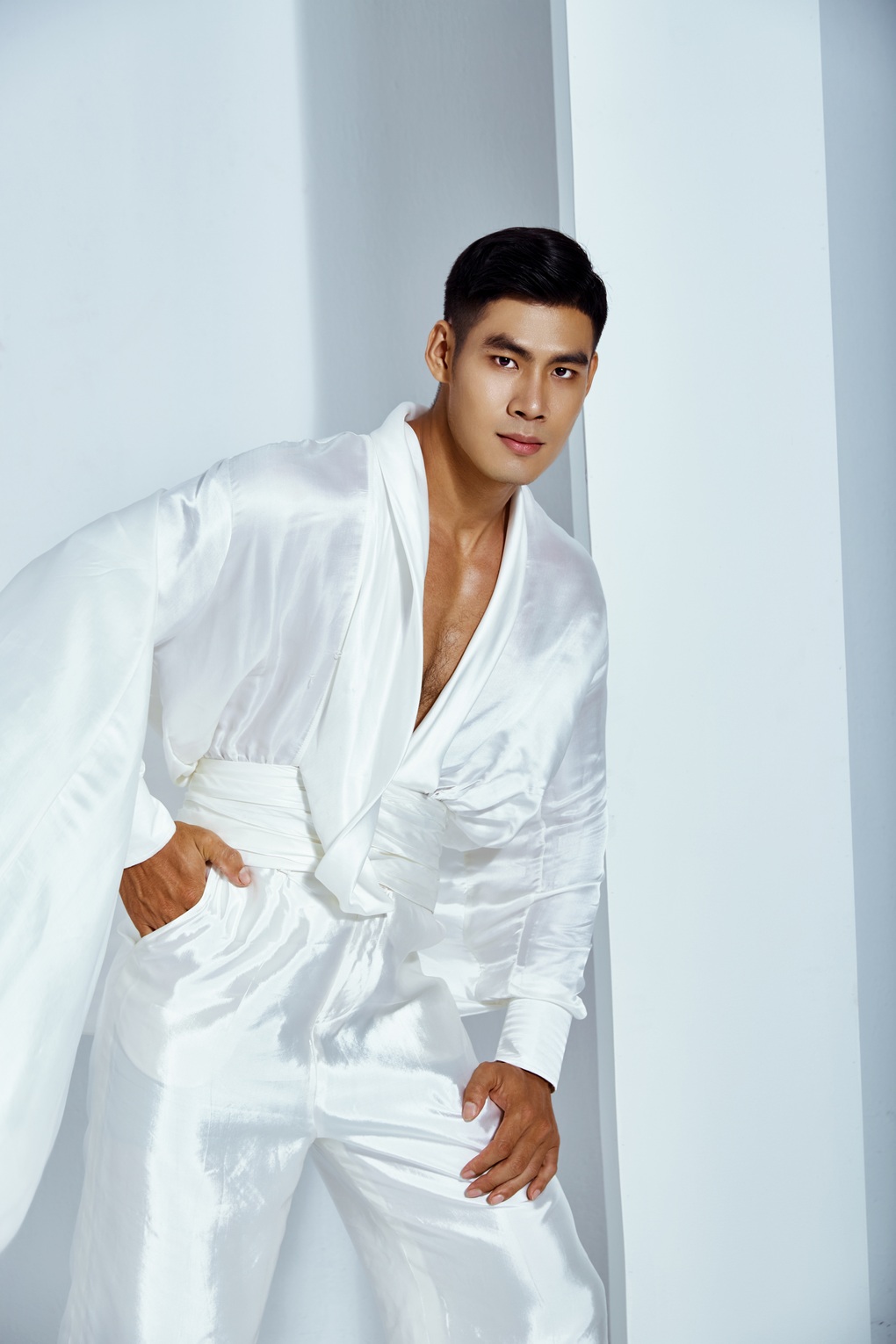 Nam vương Danh Chiếu Linh nam tính bên Quán quân Mister Việt Nam Minh Quyền - 2 Nam vương Danh Chiếu Linh nam tính bên Quán quân Mister Việt Nam Minh Quyền - 2