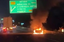 Ô tô con bốc cháy ngùn ngụt trên cao tốc Nội Bài - Lào Cai