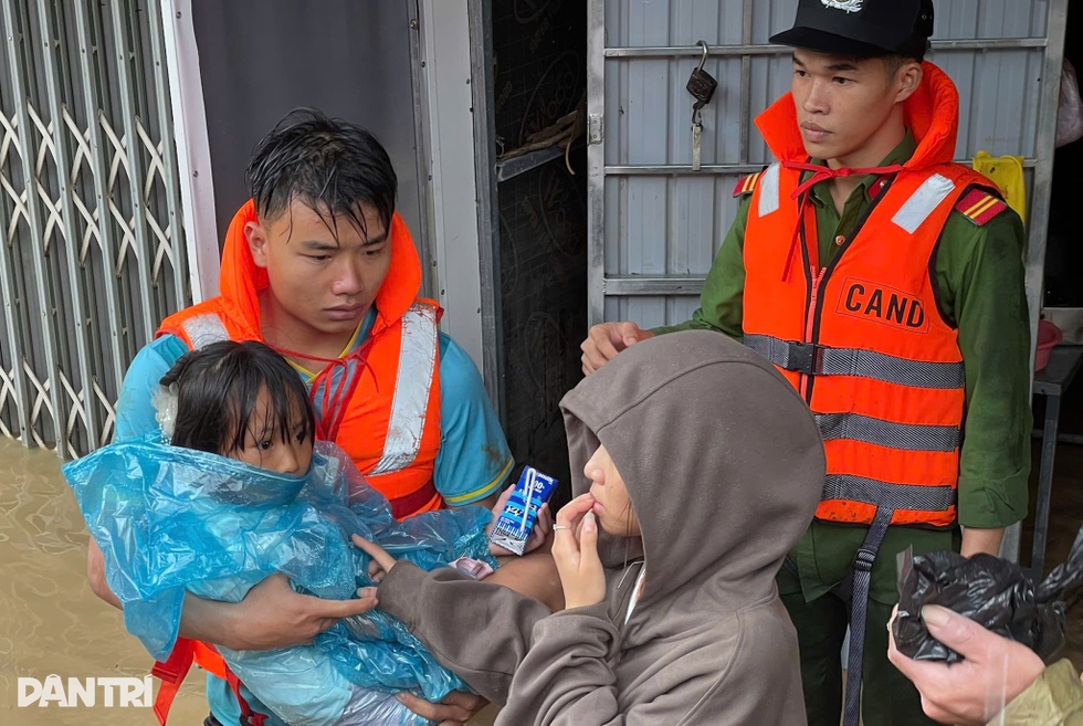 Lũ lụt lịch sử ở miền Trung: Còn người là còn của - 2