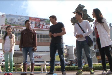 Ngọc Thuận hồn nhiên thi đấu cùng Quỳnh Trang