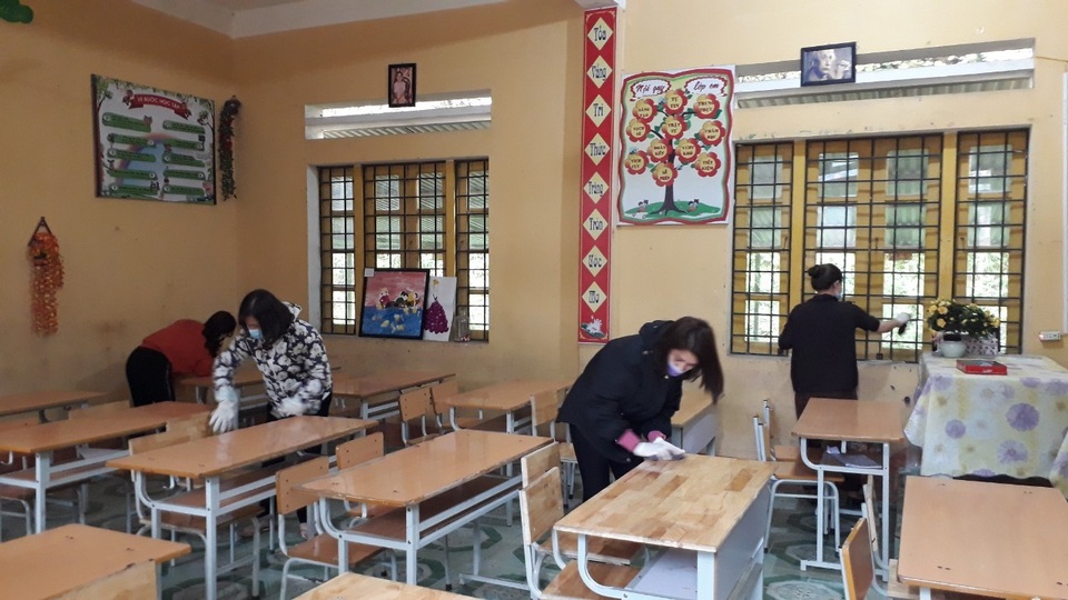 Lào Cai: Phun thuốc khử trùng trước ngày đón học sinh trở lại học - 2 Lào Cai: Phun thuốc khử trùng trước ngày đón học sinh trở lại học - 2