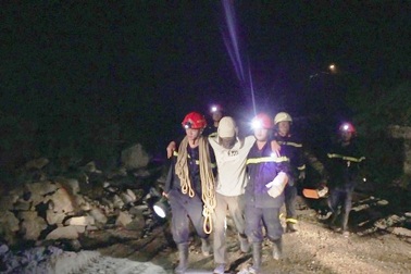 Cứu du khách Hà Nội chơi dù lượn bị kẹt trong rừng