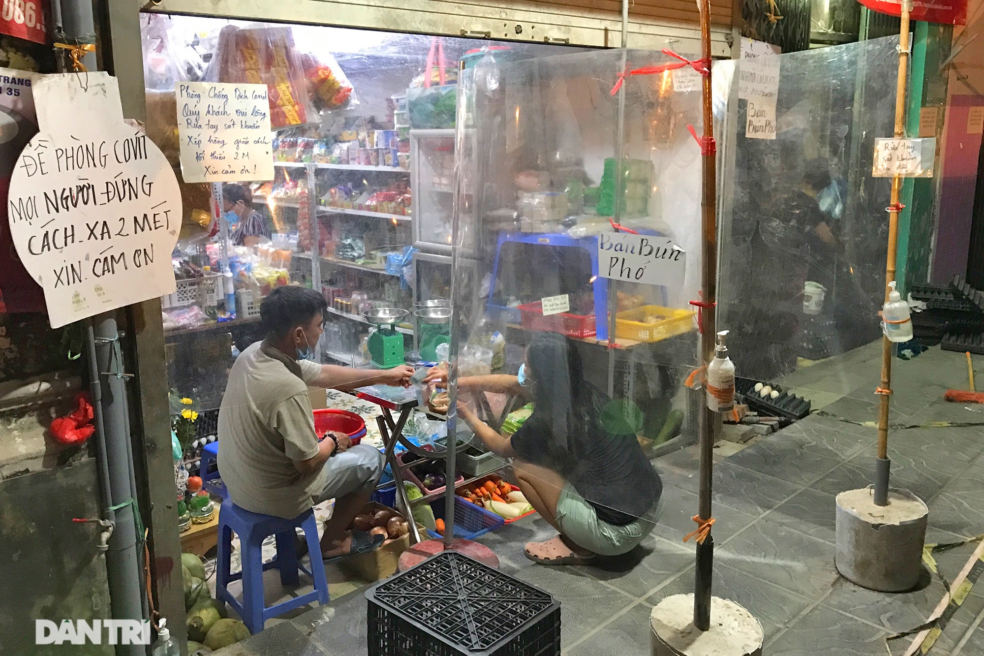 Những kiểu mua bán lạ mắt trong thời gian giãn cách xã hội ở Hà Nội - 9 Những kiểu mua bán lạ mắt trong thời gian giãn cách xã hội ở Hà Nội - 9