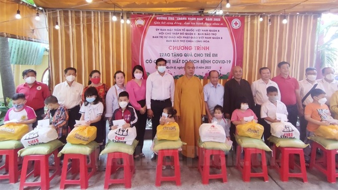 Các em mồ côi hoàn cảnh khó khăn có cha, mẹ mất do dịch covid-19 nhận quà hỗ trợ.