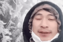 Người dân thích thú "săn" băng giá trên đỉnh núi Yên Bái