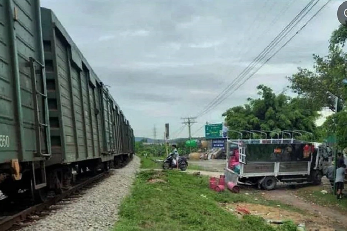 Xe chở gas bị tàu tông văng xuống vệ đường - 1 Xe chở gas bị tàu tông văng xuống vệ đường - 1