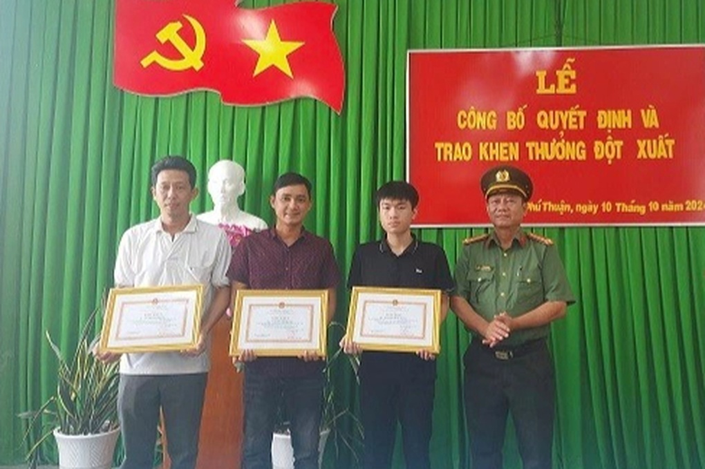 Khen thưởng 3 người hỗ trợ công an bắt giữ kẻ đổ xăng đốt chết họ hàng - 1 Khen thưởng 3 người hỗ trợ công an bắt giữ kẻ đổ xăng đốt chết họ hàng - 1