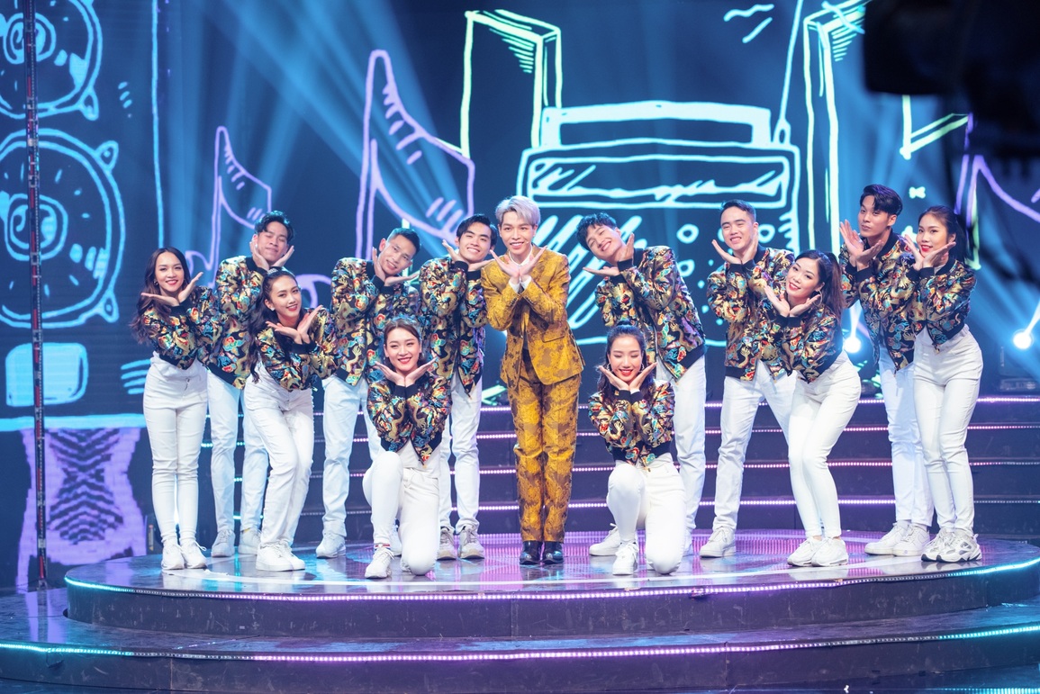 Stylist kể chuyện chuẩn bị đồ nước rút cho Đông Nhi diễn giao thừa VTV - 4 Stylist kể chuyện chuẩn bị đồ nước rút cho Đông Nhi diễn giao thừa VTV - 4