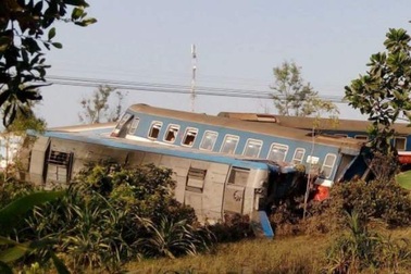 Tàu hỏa tông xe ben, 3 người chết, 5 toa trật đường ray