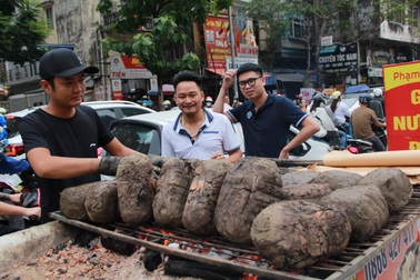 Cho gà tắm thảo mộc, bọc đất sét, chủ quán bán trăm con mỗi ngày ở Hà Nội