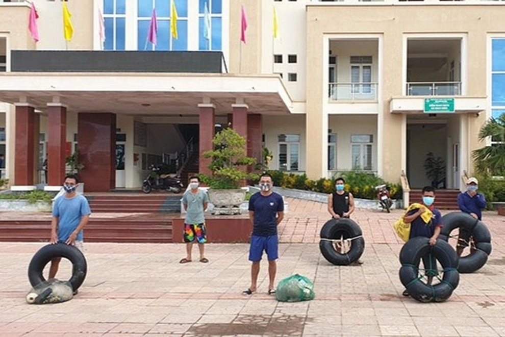 Ra đường bất chấp giãn cách, gần 100 người ở Quảng Bình bị xử phạt - 1 Ra đường bất chấp giãn cách, gần 100 người ở Quảng Bình bị xử phạt - 1