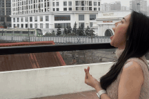 Hà Nội: Khách trẻ rộ trào lưu há to miệng "nuốt" tàu điện trên cao