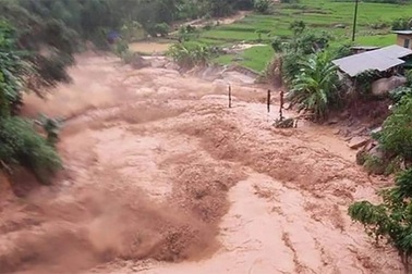Mưa lũ cuốn 2 người mất tích ở Yên Bái