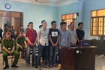 Xét xử 10 đối tượng trong vụ vận chuyển gỗ lậu “khủng” ở vùng biên