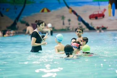 Trang bị kỹ năng bơi cho trẻ nhỏ cùng lớp học bơi “Vinhomes Summer Camp 2016”