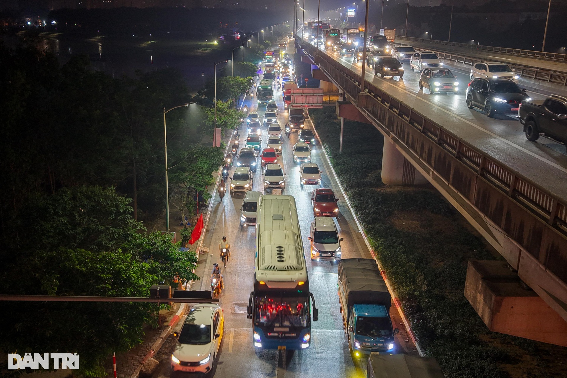 Nửa đêm, hàng nghìn ô tô xếp hàng dài nhích từng mét rời thủ đô - 6 Nửa đêm, hàng nghìn ô tô xếp hàng dài nhích từng mét rời thủ đô - 6