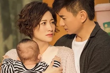 Ngô Kỳ Long học chăm sóc em bé để đón thành viên mới