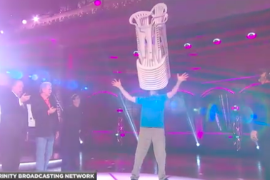 Người đàn ông lập kỷ lục Guinness thế giới khi cân bằng 15 chiếc ghế trên... cằm