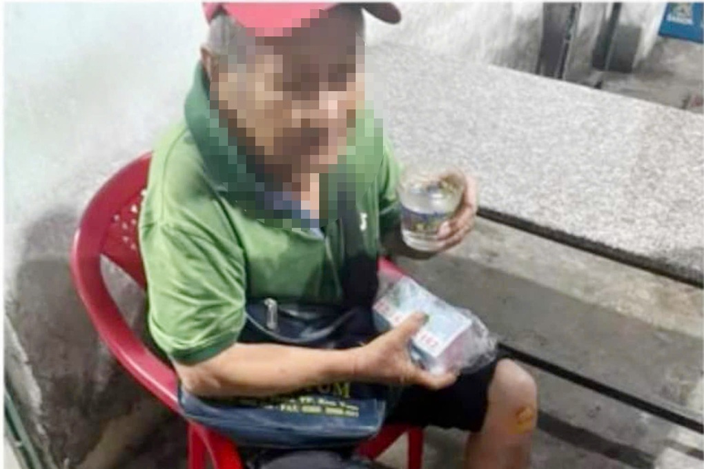 Hai cô gái bất chấp mưa lớn, lao ra cứu ông lão bán vé số bị nước cuốn - 2 Hai cô gái bất chấp mưa lớn, lao ra cứu ông lão bán vé số bị nước cuốn - 2