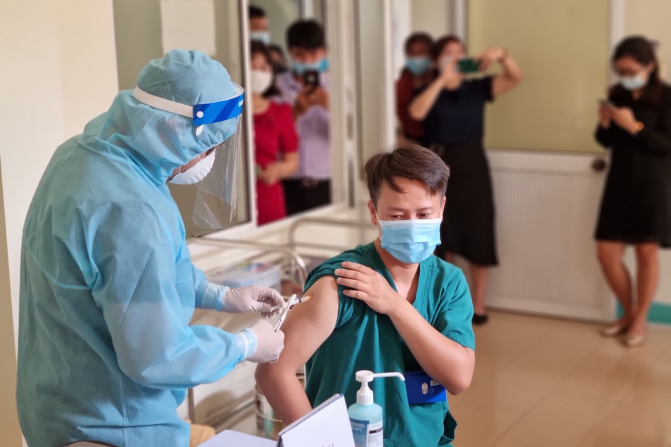 Đà Nẵng tiêm những mũi vắc xin Covid-19 đầu tiên - 5 Đà Nẵng tiêm những mũi vắc xin Covid-19 đầu tiên - 5