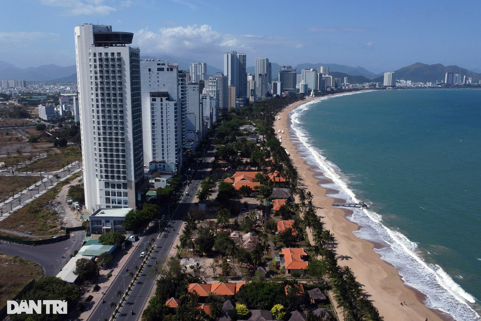 Đang tháo dỡ khu nghỉ mát khủng chắn biển ở Nha Trang - 2 Đang tháo dỡ khu nghỉ mát khủng chắn biển ở Nha Trang - 2