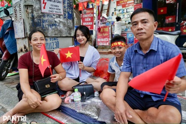 Gia đình nữ cảnh sát đặc nhiệm vượt hơn 200km cổ vũ cho con gái diễu binh