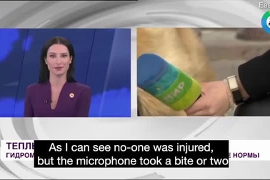 Hớt hải đuổi theo "tên trộm" giật mic của phóng viên truyền hình