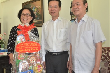 Ông Võ Văn Thưởng chúc Tết vị giáo sư có nhiều đóng góp cho văn học Việt Nam