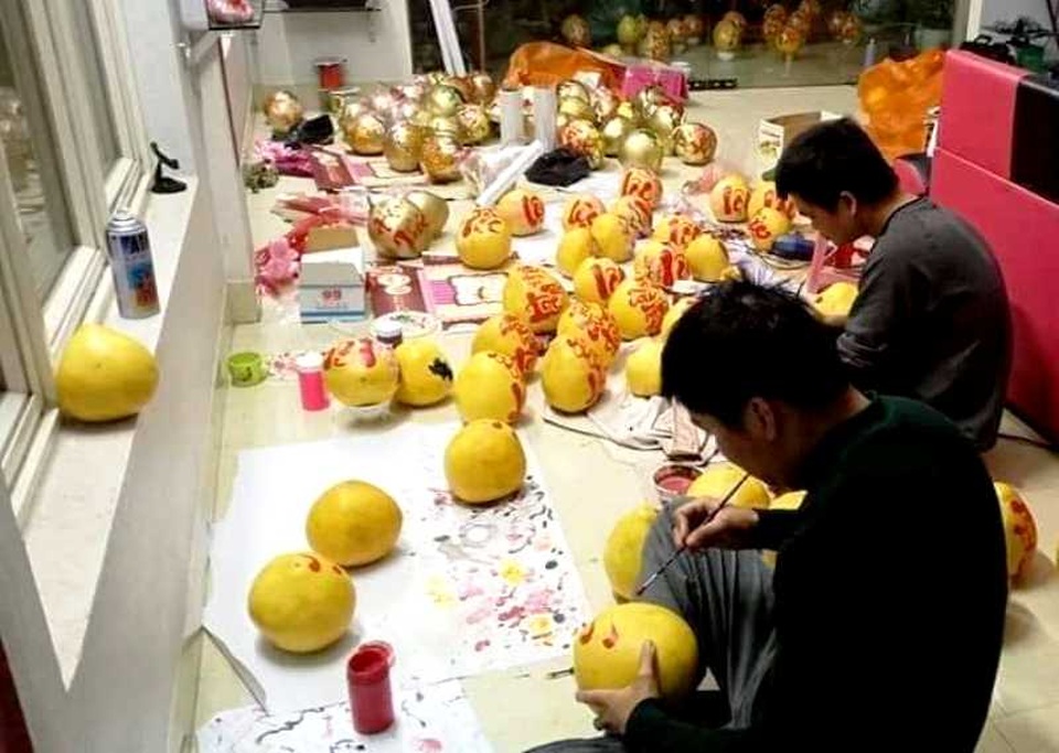Thầy giáo 8X “gây sốt” bằng vẽ thư pháp trên mâm ngũ quả ngày Tết - 5 Thầy giáo 8X “gây sốt” bằng vẽ thư pháp trên mâm ngũ quả ngày Tết - 5