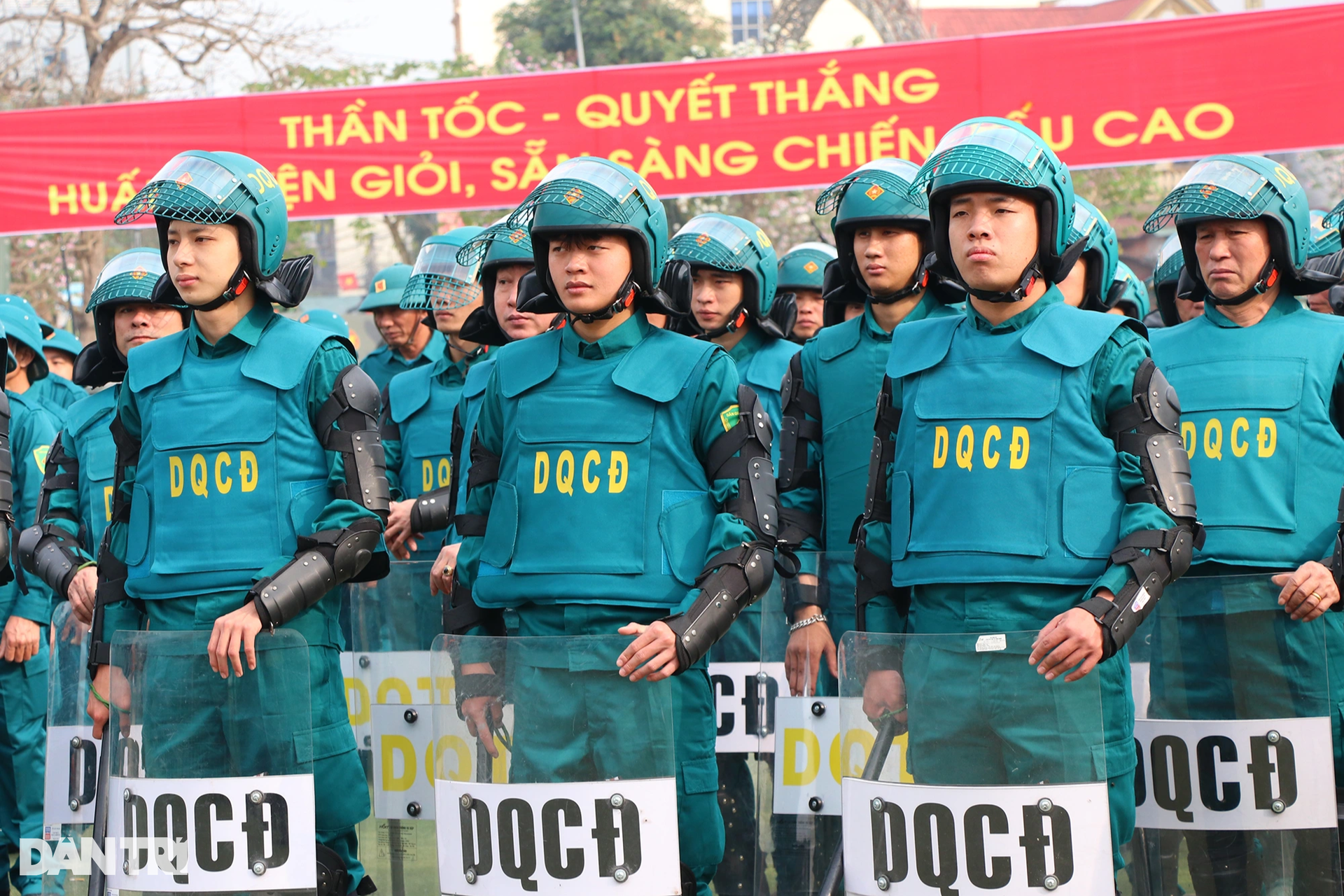 Xem trinh sát đặc nhiệm phô diễn sức mạnh, trấn áp phần tử quá khích - 5 Xem trinh sát đặc nhiệm phô diễn sức mạnh, trấn áp phần tử quá khích - 5