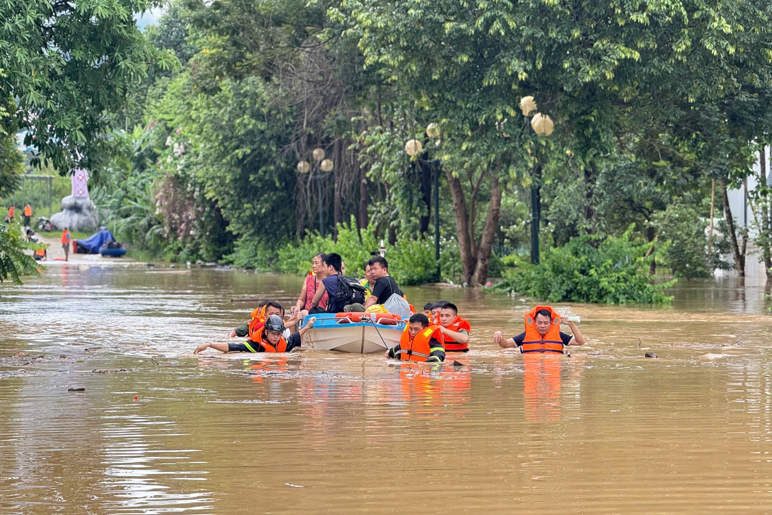 Bùn rác bủa vây, nhà dân xơ xác, bản làng tan hoang khi lũ rút - 18
